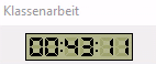 Die Uhr zeigt die verbleibende Zeit für die Klassenarbeit an.