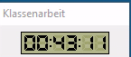 Die Uhr zeigt die verbleibende Zeit für die Klassenarbeit an.